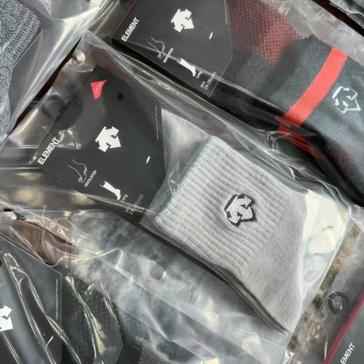 原单正品迪桑特男款中腰运动袜 5双一组  颜色随机 不重复。
尺码39-45
原价50一双，现特价79元5双包邮 商品图5