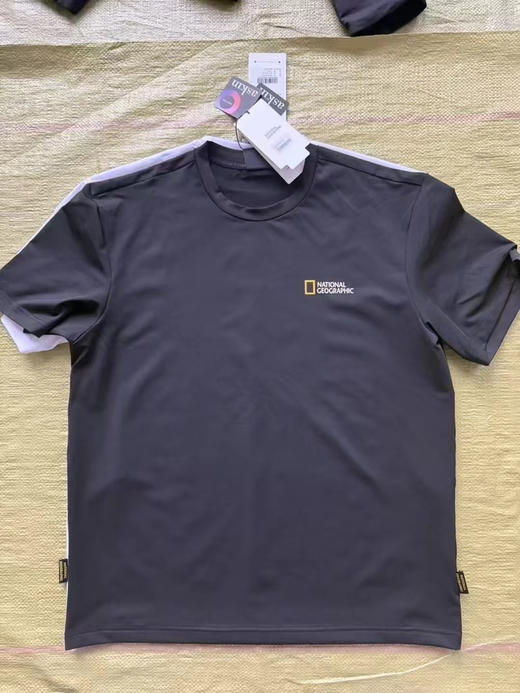 正品韩单 NATIONAL国家地理 韩国专柜款速干男款短袖T恤，
尺码：95.100.105.110（mlxlxxl码）
黑白色 商品图1