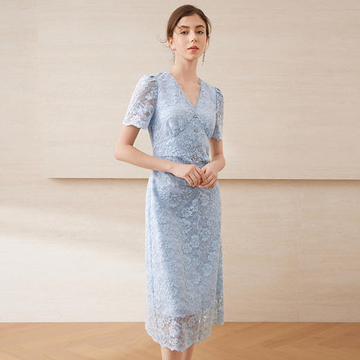 EITIE爱特爱水蓝色典雅质感花边V领镂空蕾丝连衣裙2025年夏季新款B2507662 商品图3