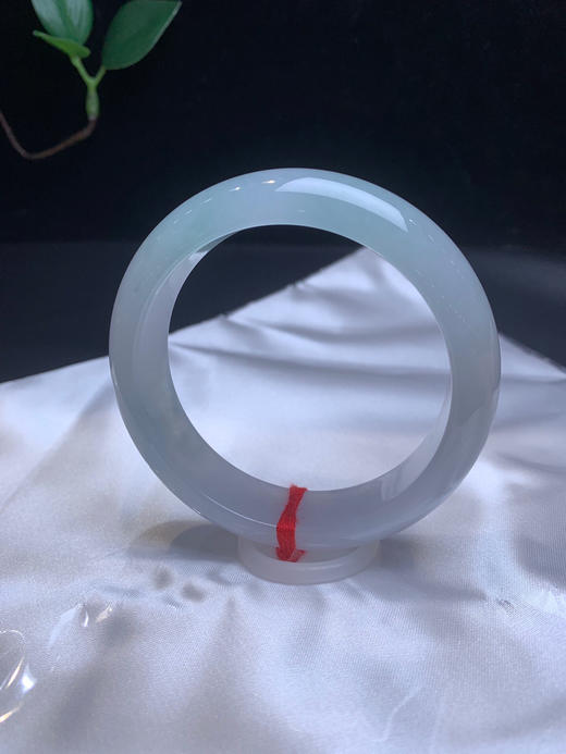 612656，58.2宽版正圈手镯。版型特别好。一截带淡晴底色，整体润润的 商品图1