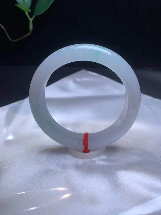 612654，57冰飘绿正圈手镯，非常清新干净，整体秀气均匀，飘一抹淡雅的绿 商品图4