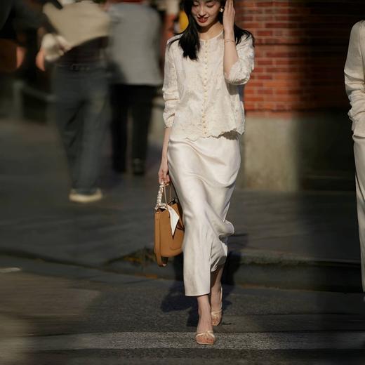 【超模君严选 ORIGNAL&CO 繁华刺绣天丝上衣三件套】下摆波浪设计 优选天丝面料 重工花朵刺绣 商品图1