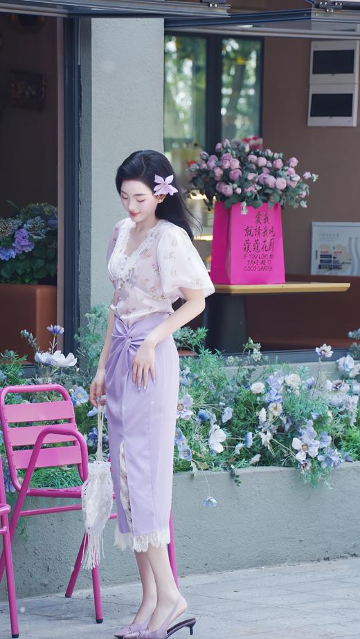 【浪漫度假-商场同款】MAXRIENY紫色花印浪漫蕾丝领上衣(货号:MC85TP330) 商品图0