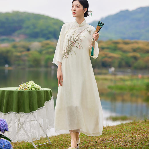 FLZD-6088新中式国风系列刺绣夏季精致优雅风立领旗袍柔顺纱中长款连衣裙女 商品图2
