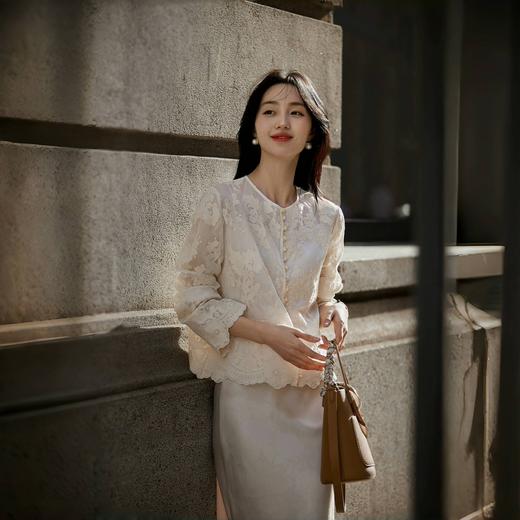 【超模君严选 ORIGNAL&CO 繁华刺绣天丝上衣三件套】下摆波浪设计 优选天丝面料 重工花朵刺绣 商品图2