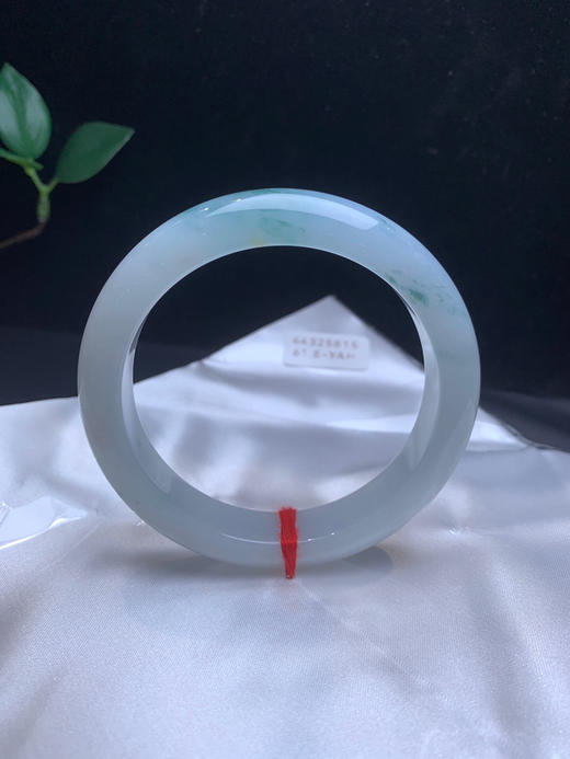 612659，61.8飘花手镯，飘蓝花，底子细腻 一截清新蓝花，带了一点特色撒金 商品图0