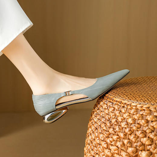 【预售5天】压花头层羊皮中低跟凉鞋女尖头异型镂空跟单鞋DB&M6297 商品图0