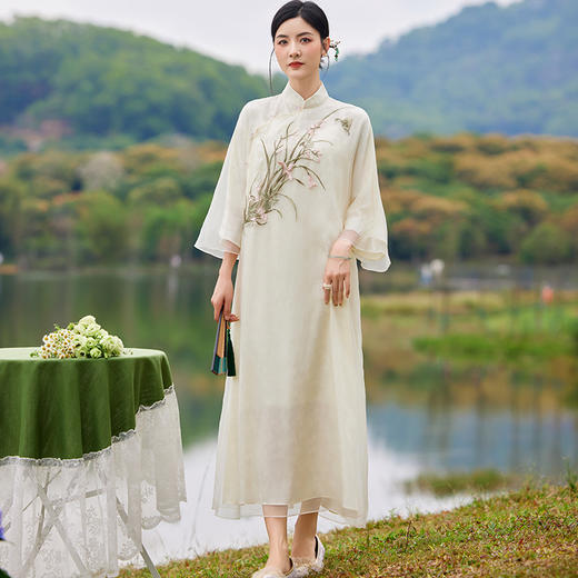 FLZD-6088新中式国风系列刺绣夏季精致优雅风立领旗袍柔顺纱中长款连衣裙女 商品图1