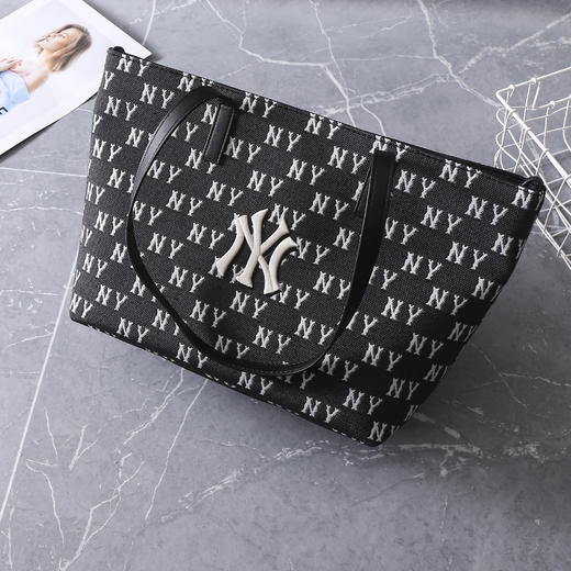 经典百搭的#【MLB男女情侣25春季老花满印托特包】超大容量轻松装！颜值高巨能装巨实用！ 商品图9