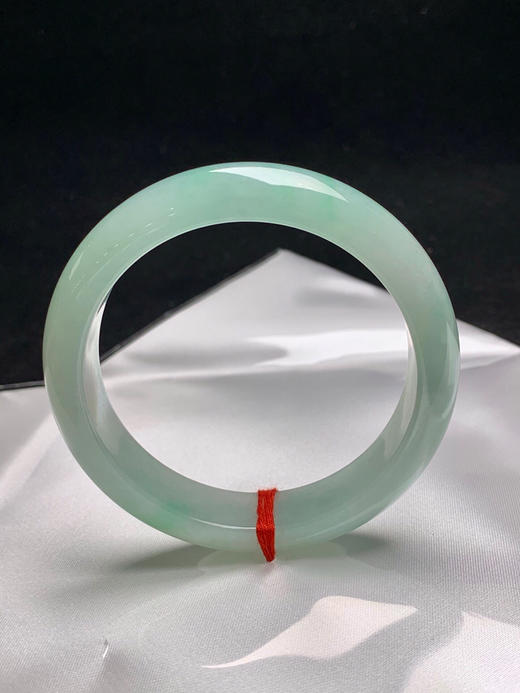 612665，59.5圈口，糯化晴底飘绿花正圈平安镯，晴水绿底色，水头好，细腻 商品图0