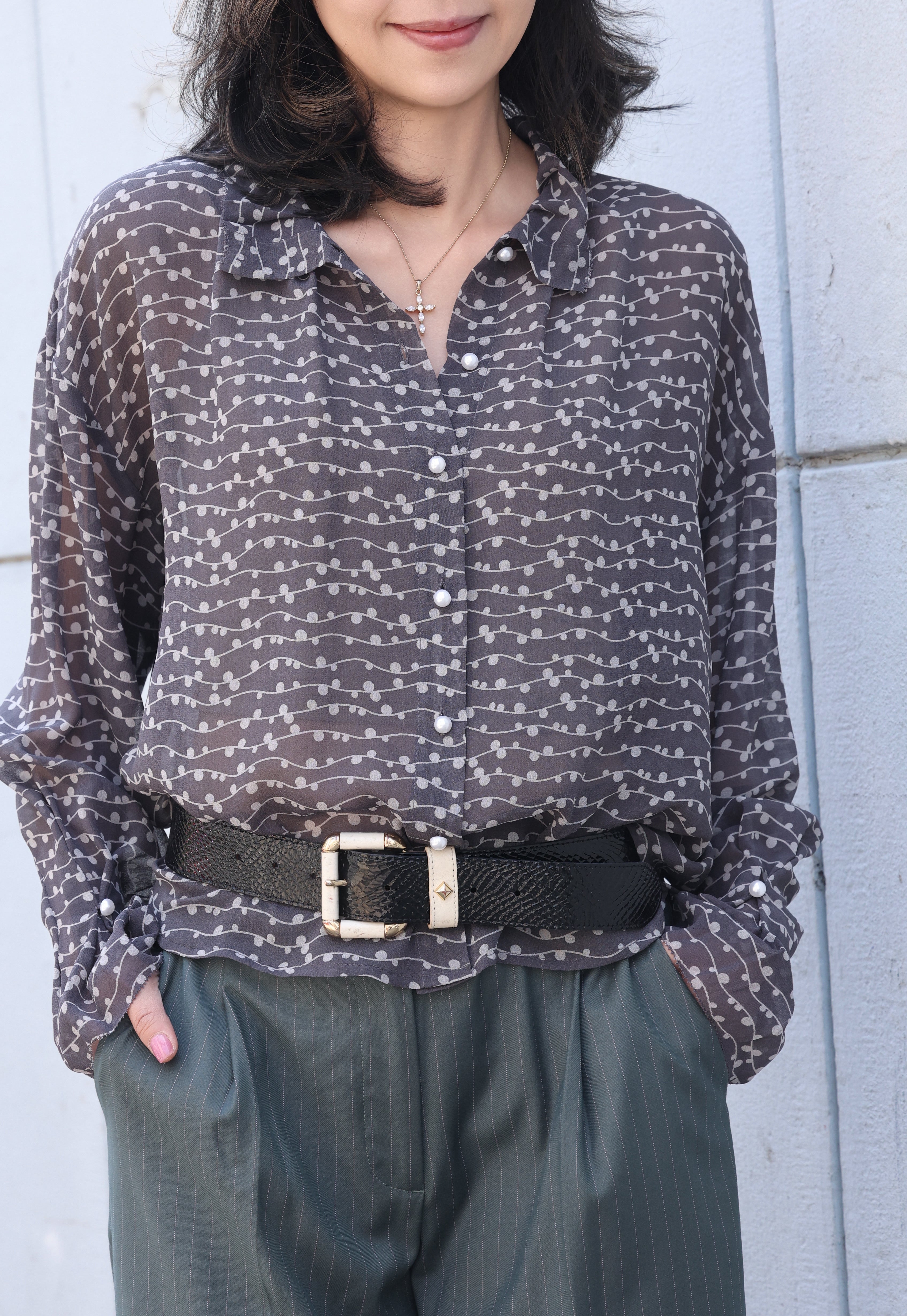 TYNVIE 百褶领喇叭袖口丝质衬衫-黑色条纹圆点