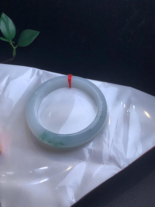 612659，61.8飘花手镯，飘蓝花，底子细腻 一截清新蓝花，带了一点特色撒金 商品图4