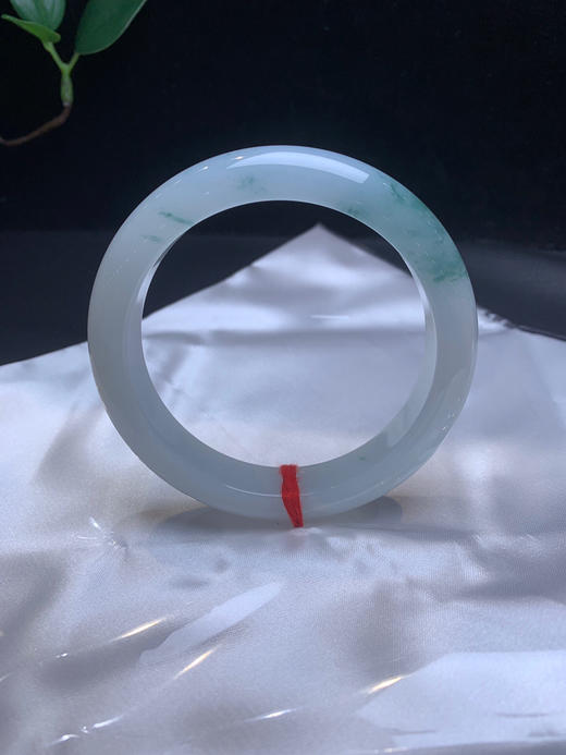 612659，61.8飘花手镯，飘蓝花，底子细腻 一截清新蓝花，带了一点特色撒金 商品图1