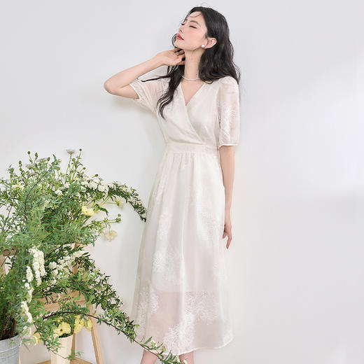 西遇白色法式连衣裙女新款茶歇a字收腰泡泡袖v领长裙D0050471 商品图3