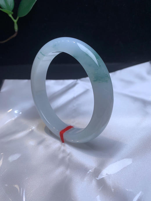 612659，61.8飘花手镯，飘蓝花，底子细腻 一截清新蓝花，带了一点特色撒金 商品图3