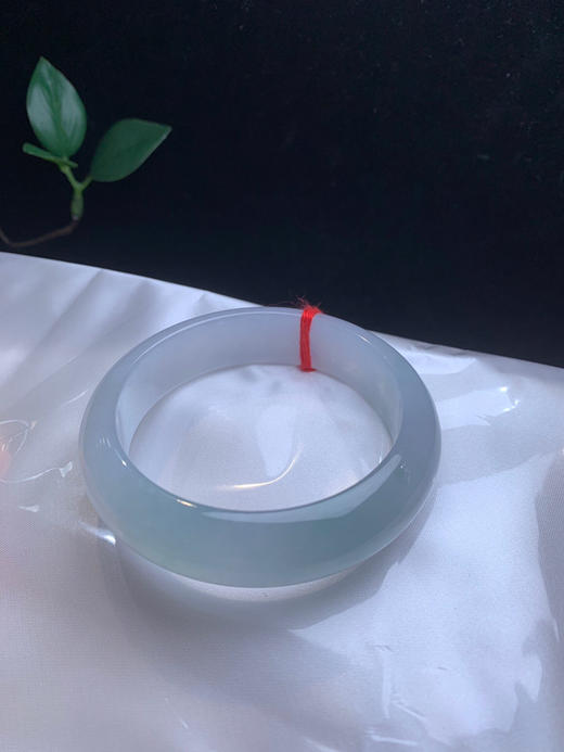 612656，58.2宽版正圈手镯。版型特别好。一截带淡晴底色，整体润润的 商品图3