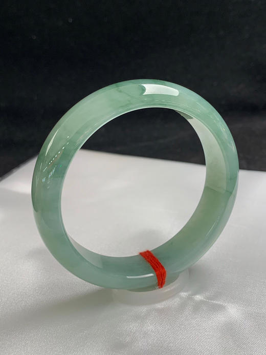 612663，58圈口，糯化晴底飘花正圈平安镯，底子细腻水头好，宽版条形， 淡油青底色飘花 商品图1