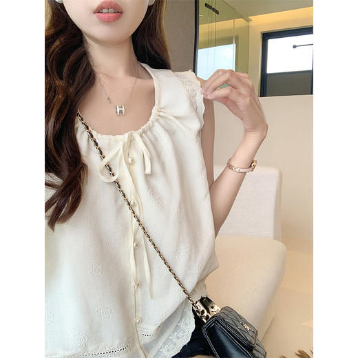 <曾小咸推荐>3.27现货秒杀！微信超特价！杏色蕾丝边无袖娃娃衫衬衫 日常159.99 立减80 秒杀79.99！黑色短裤 日常139.99 立减70 秒杀69.99！ 商品图1