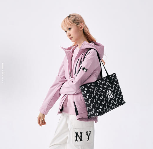 经典百搭的#【MLB男女情侣25春季老花满印托特包】超大容量轻松装！颜值高巨能装巨实用！ 商品图5