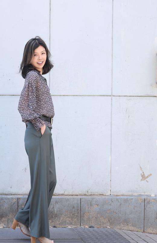 TYNVIE 百褶领喇叭袖口丝质衬衫-黑色条纹圆点 商品图1