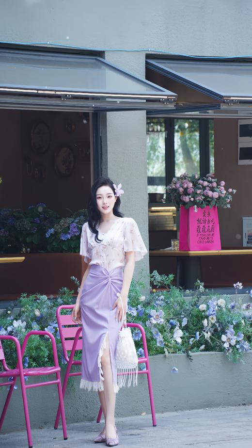 【浪漫度假-商场同款】MAXRIENY紫色花印浪漫蕾丝领上衣(货号:MC85TP330) 商品图2