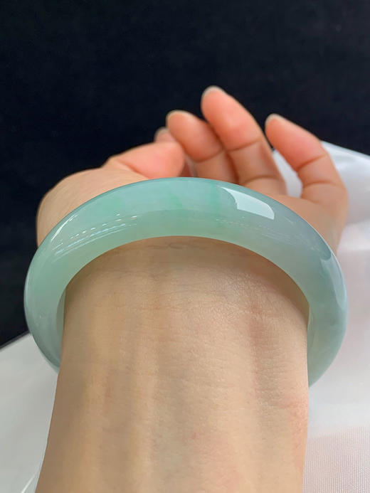 612665，59.5圈口，糯化晴底飘绿花正圈平安镯，晴水绿底色，水头好，细腻 商品图4