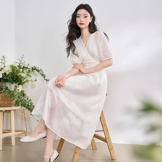 西遇白色法式连衣裙女新款茶歇a字收腰泡泡袖v领长裙D0050471 商品图0