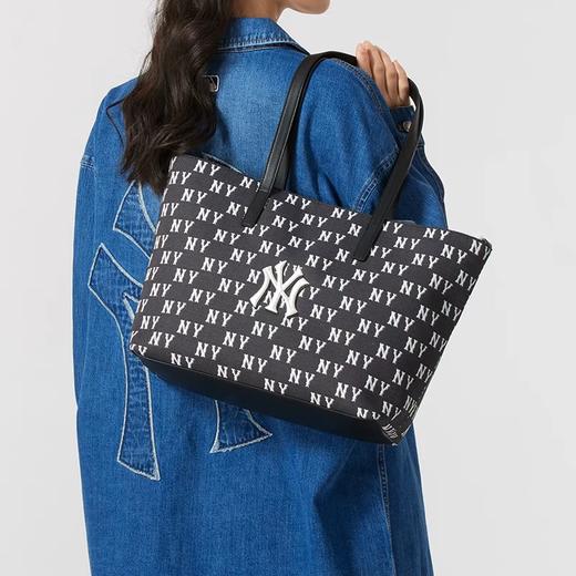 经典百搭的#【MLB男女情侣25春季老花满印托特包】超大容量轻松装！颜值高巨能装巨实用！ 商品图4