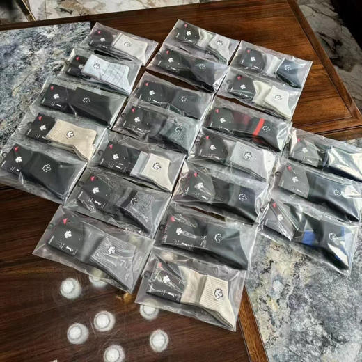 原单正品迪桑特男款中腰运动袜 5双一组  颜色随机 不重复。
尺码39-45
原价50一双，现特价79元5双包邮 商品图1