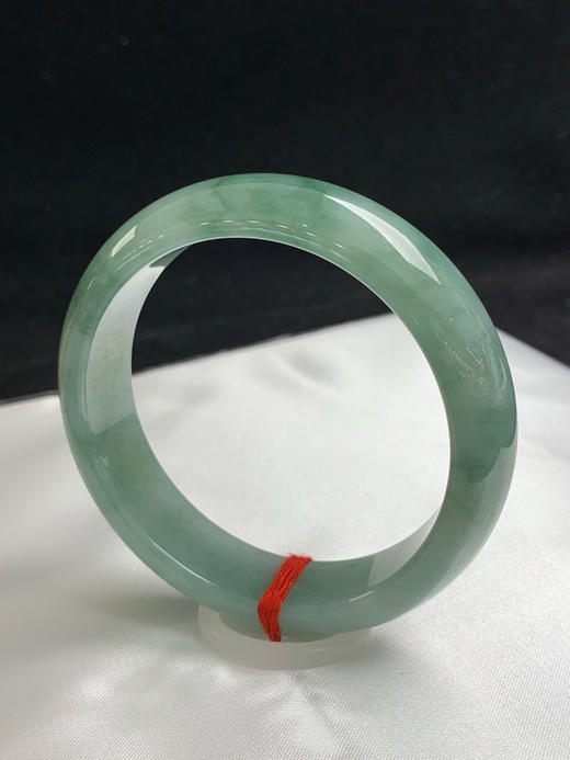 612663，58圈口，糯化晴底飘花正圈平安镯，底子细腻水头好，宽版条形， 淡油青底色飘花 商品图2