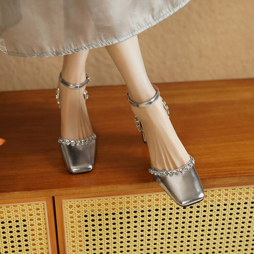 【预售5天】玛丽珍包头粗跟凉鞋女夏减龄百搭方头水钻浅口一字扣带高跟鞋女鞋SLK&Y551 商品图0