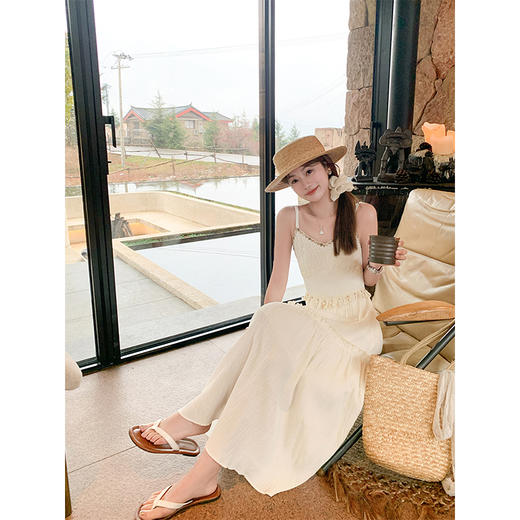 <曾小咸推荐>度假风杏色气质V领收腰吊带连衣裙 商品图3