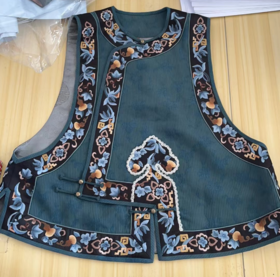 盛唐牡丹| 高货限量款/手绣系列:雪灰三经绞罗香云纱底手绣琵琶襟女坎肩 (特价)