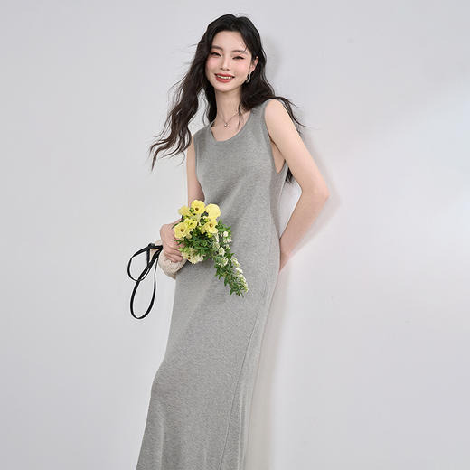 西遇无袖针织背心连衣裙女新款日常通勤灰色收腰长裙D0050393 商品图4