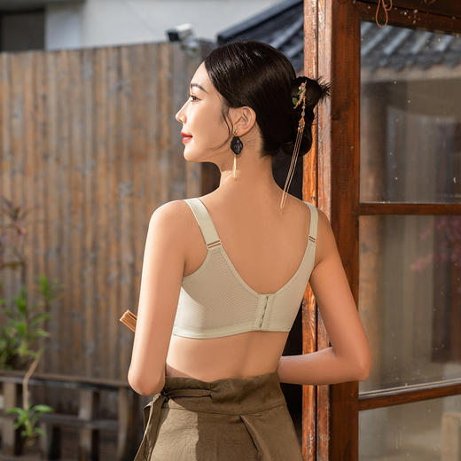 【88元1件】大胸显小四排扣记忆钢圈夹棉杯文胸-2251106 商品图3