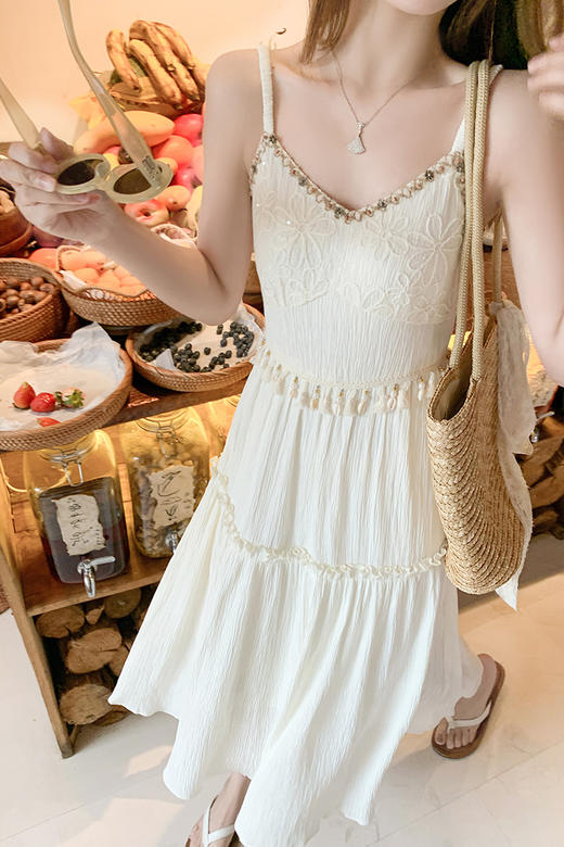 <曾小咸推荐>度假风杏色气质V领收腰吊带连衣裙 商品图5