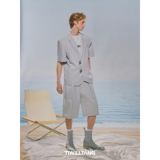 启世录TIWILLTANG"秩翼宇寰“工字褶斜向复片拼接短袖西装外套男 商品图2