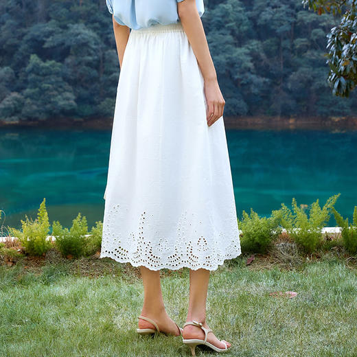 玳莎镂空绣花半身裙2025年夏季新款白色纯棉百搭半松紧高腰裙子  FB34302 商品图3