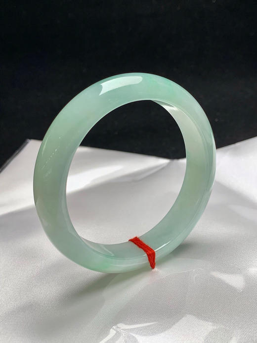 612665，59.5圈口，糯化晴底飘绿花正圈平安镯，晴水绿底色，水头好，细腻 商品图1