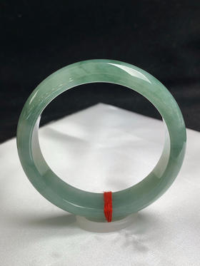 612663，58圈口，糯化晴底飘花正圈平安镯，底子细腻水头好，宽版条形， 淡油青底色飘花