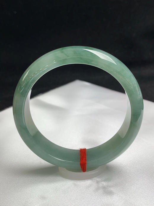 612663，58圈口，糯化晴底飘花正圈平安镯，底子细腻水头好，宽版条形， 淡油青底色飘花 商品图0