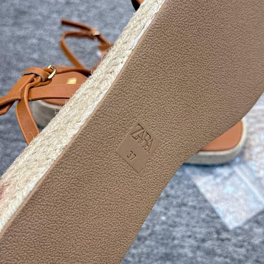 外贸出口，正品ZARA草编厚底全皮女士凉鞋

尺码:35-41码(标准码，修长款)
材料:头层牛皮
大底:草编➕橡胶
包装:袋装
专柜39.95欧，折合人民币320元 商品图6