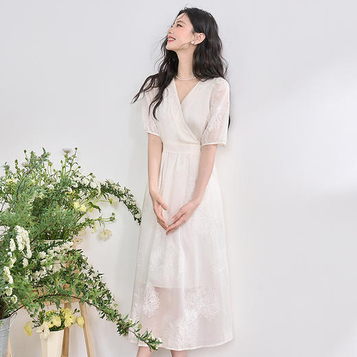 西遇白色法式连衣裙女新款茶歇a字收腰泡泡袖v领长裙D0050471 商品图1