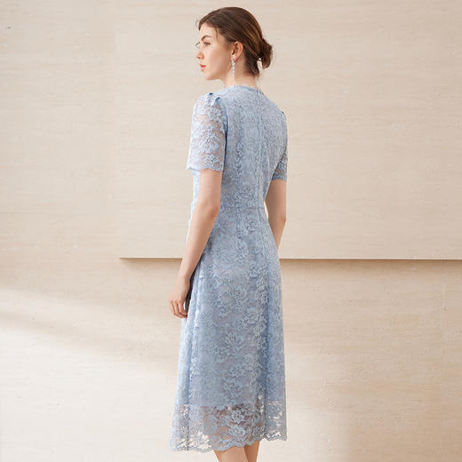 EITIE爱特爱水蓝色典雅质感花边V领镂空蕾丝连衣裙2025年夏季新款B2507662 商品图4