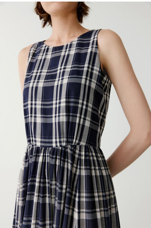 棉斜纹色织格松紧收腰连衣裙 进口面料斜纹棉格纹裙 收腰设计 勾勒腰部曲线 无袖X型收腰的黄金比例学 布面细洁美观 手感柔软舒适 商品图2