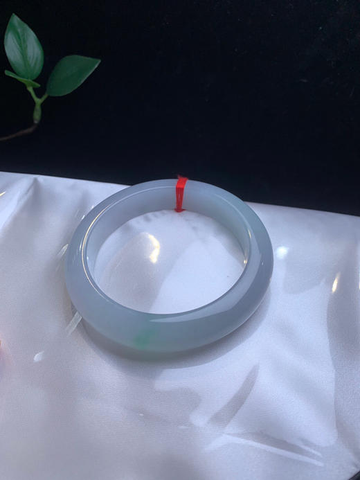 612654，57冰飘绿正圈手镯，非常清新干净，整体秀气均匀，飘一抹淡雅的绿 商品图2