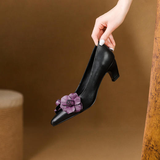【预售5天】春季新款花朵尖头低跟气质真皮女鞋舒适羊反皮浅口单鞋AA&C0813 商品图5