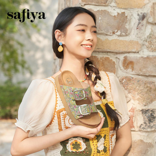 Safiya/索菲娅2025一脚蹬轻便厚底印花复古双扣带露趾勃肯凉拖 SFD2110156 商品图0