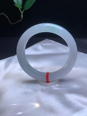 612654，57冰飘绿正圈手镯，非常清新干净，整体秀气均匀，飘一抹淡雅的绿