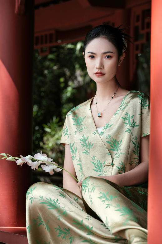 盛唐婧 |桑蚕丝竹菊清影双色提花上衣 商品图2